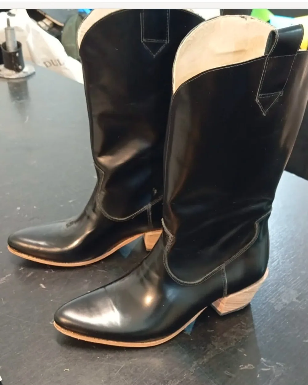 Botas tejanas negras de caña alta, con taco de madera y forro de cuero natural